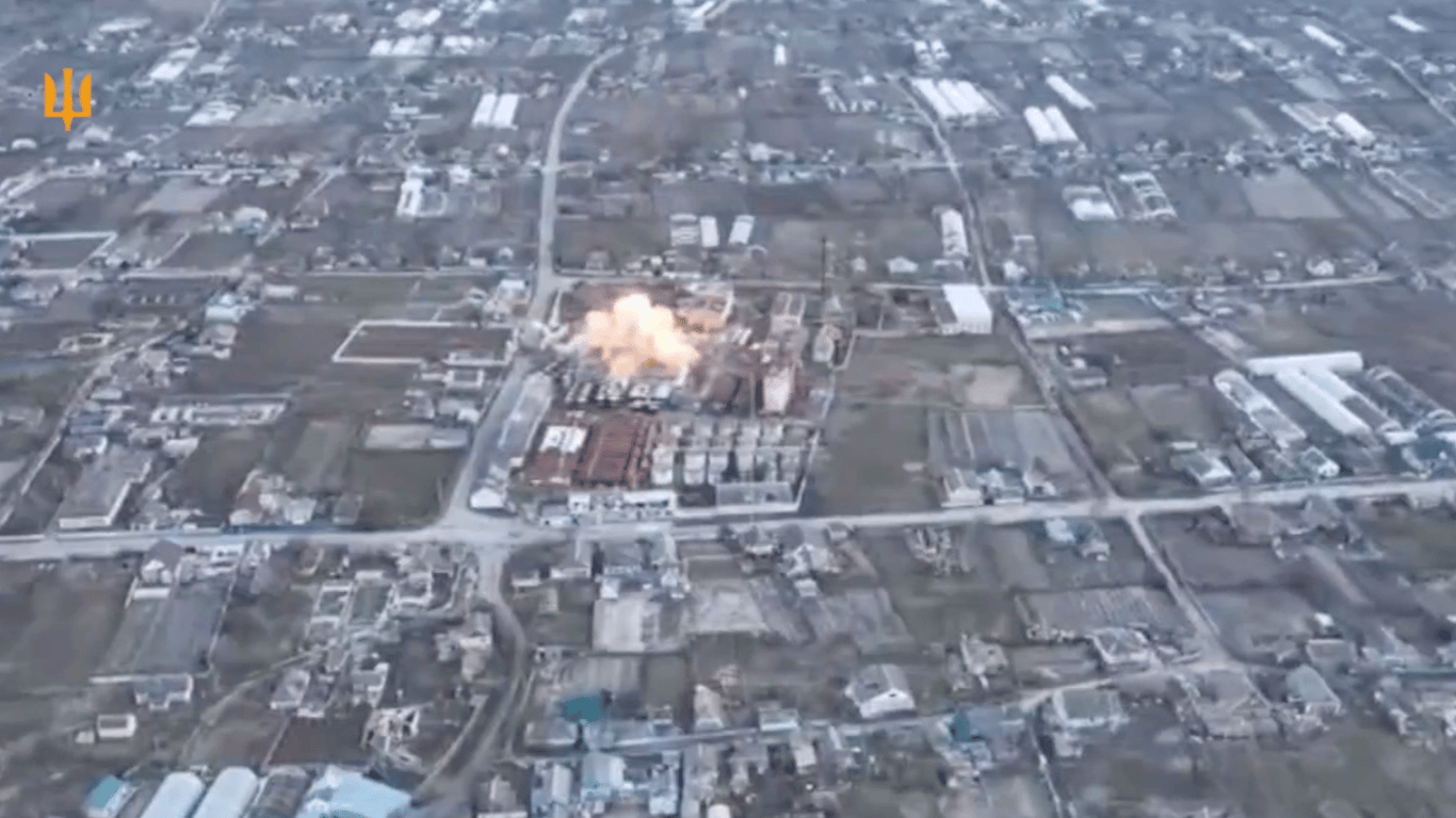 На Херсонщине Воздушные Силы сбросили авиабомбу на объект РФ — видео