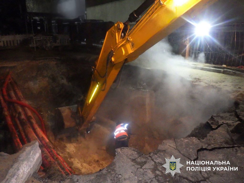 У Києві утворилось провалля з окропом