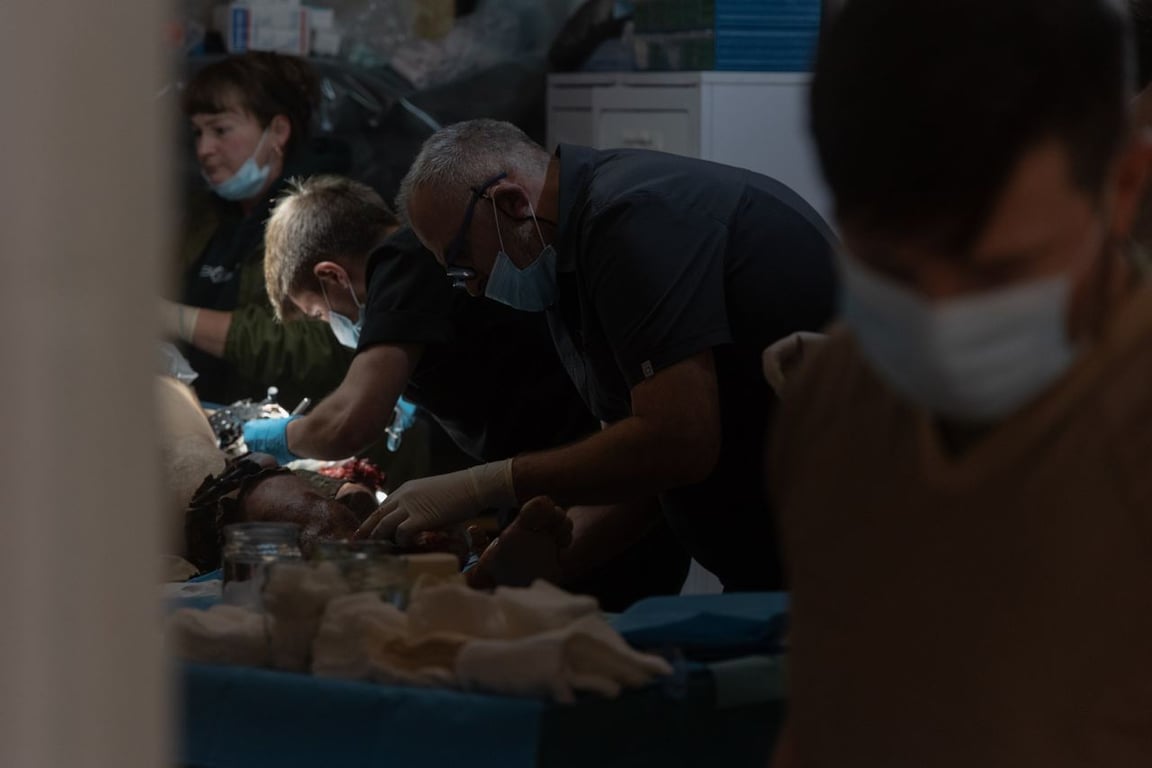 Лікарі оперують бійця