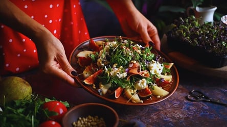 Рецепт салату з грушею, інжиром та хамоном - 285x160