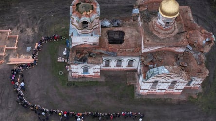 На Чернігівщині люди прийшли святити паску до зруйнованої росіянами церкви - 285x160