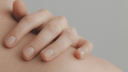 От чего ногти могут быть ломкие и слабые — дело в этих привычках - 285x160