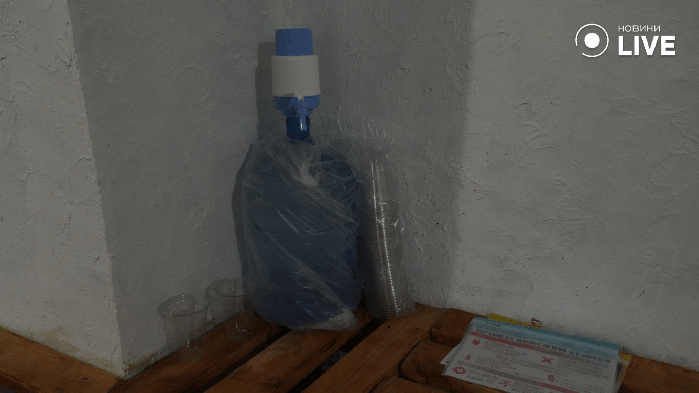 Пляшка з водою в укритті