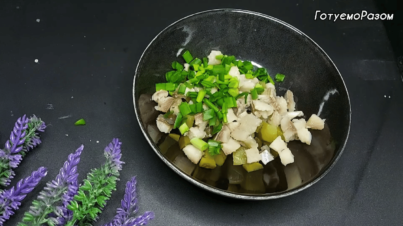 Закуска з оселедцем та огірками - простий рецепт