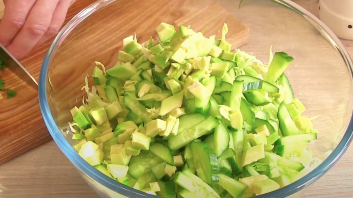 салат з молодої капусти за 5 хвилин, який здивує смаком