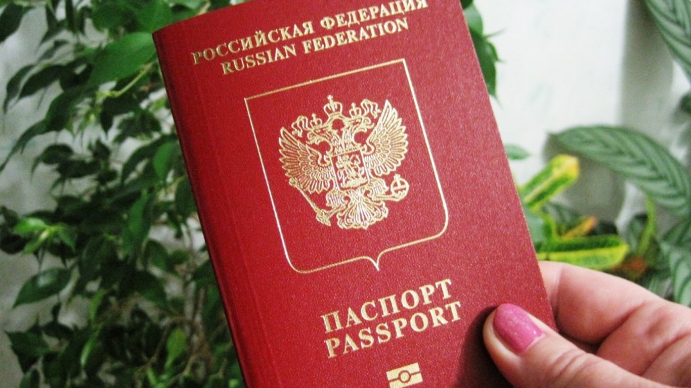 Жителей Мелитополя заставляют получить загранпаспорт России для выезда из оккупации, — мэр города