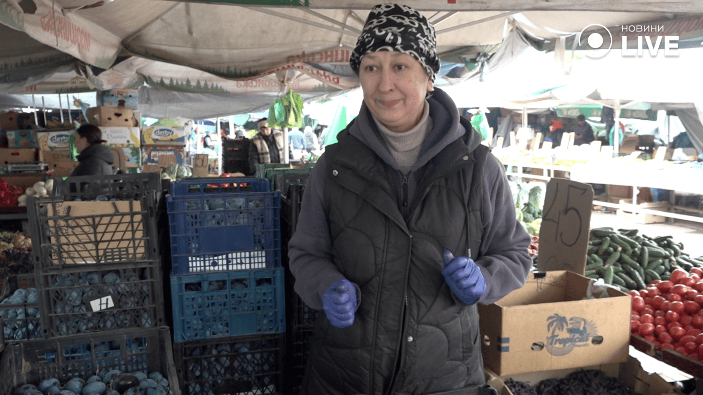 Продавчиня Тетяна про вартість фруктів 