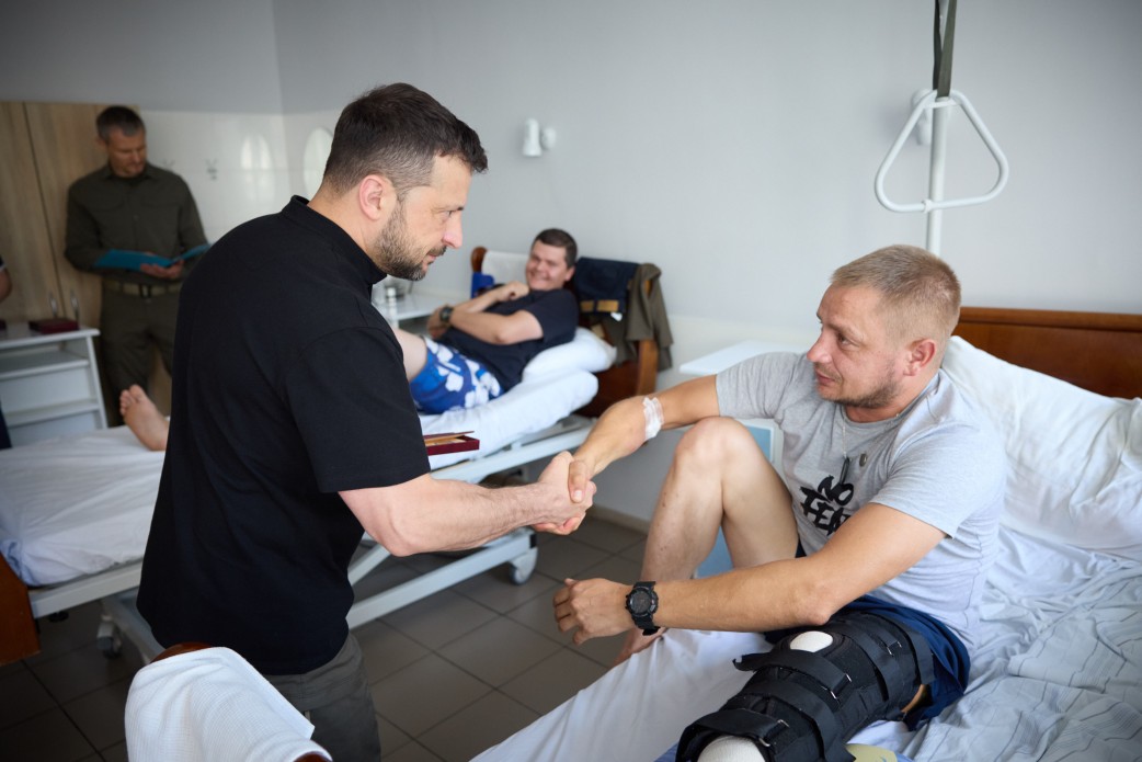 Військові отримують нагороду від Зеленського