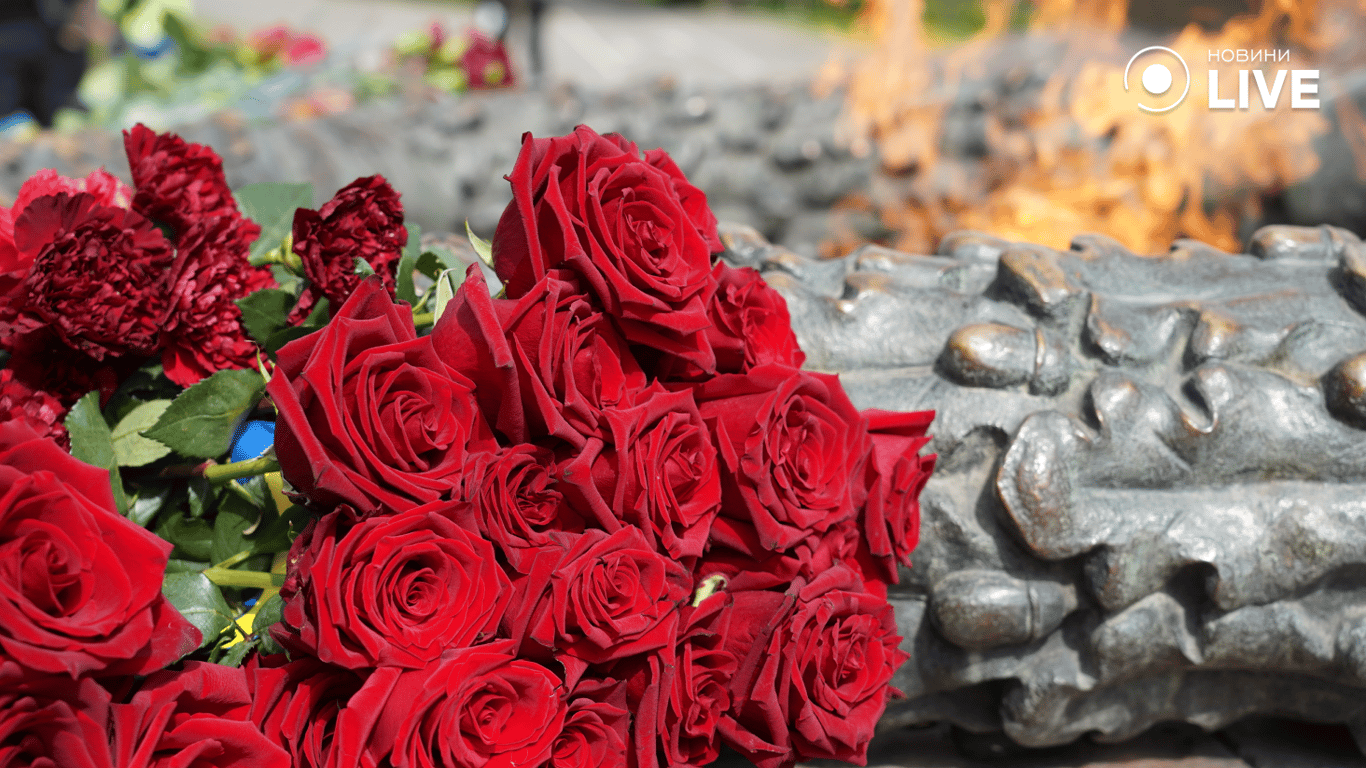 Букет троянд біля обеліска 