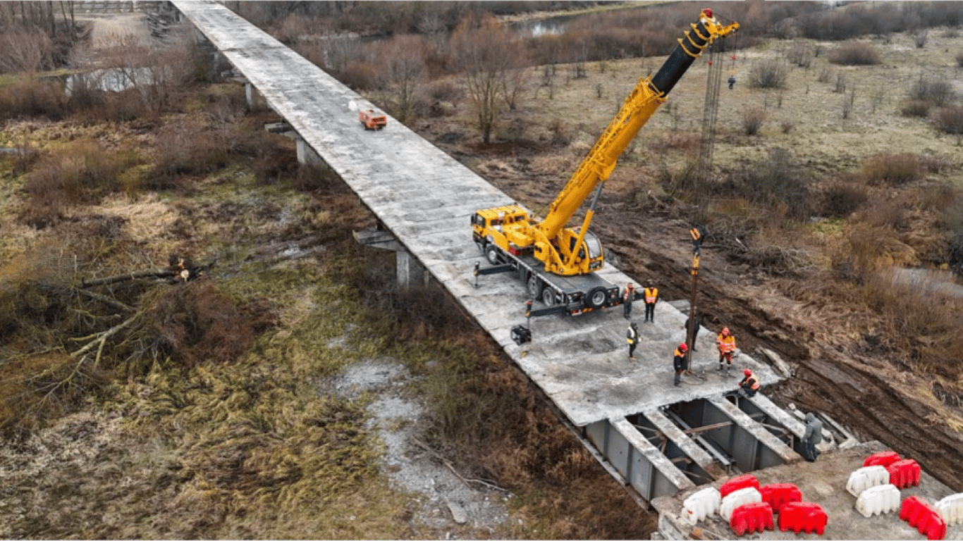 На Київщині відновлюють міст через річку Тетерів