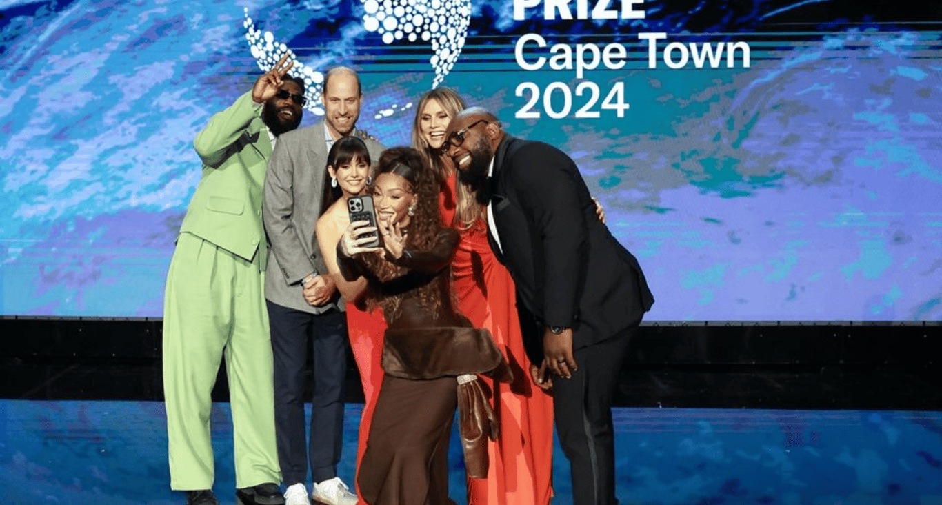 Принц Уильям уехал в Кейптаун без Кейт и наделал фото с моделями - фото 2