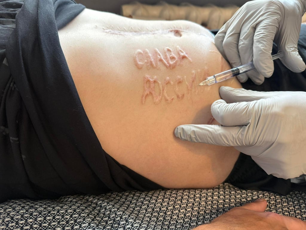 Напис на тілі українського воїна