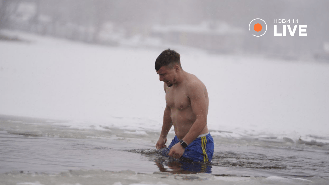 У Києві на Водохреще жителі пірнають в ополонку —фоторепортаж - фото 4