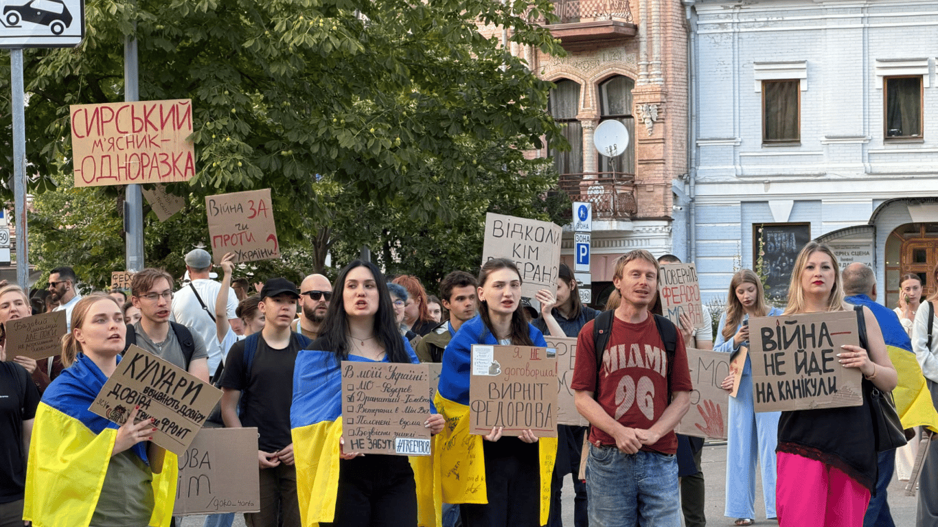 У містах України триває мітинг за поновлення Федорова на посаді міністра оборони