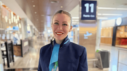 Бортпровідниця розкрила, для чого їм потрібна червона помада - 285x160