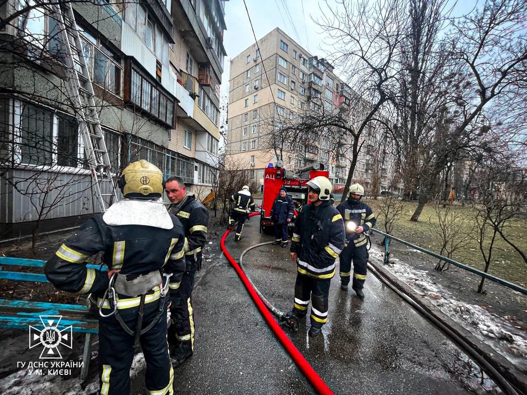 Рятувальники на місці пожежі у Дніпровському районі Києва