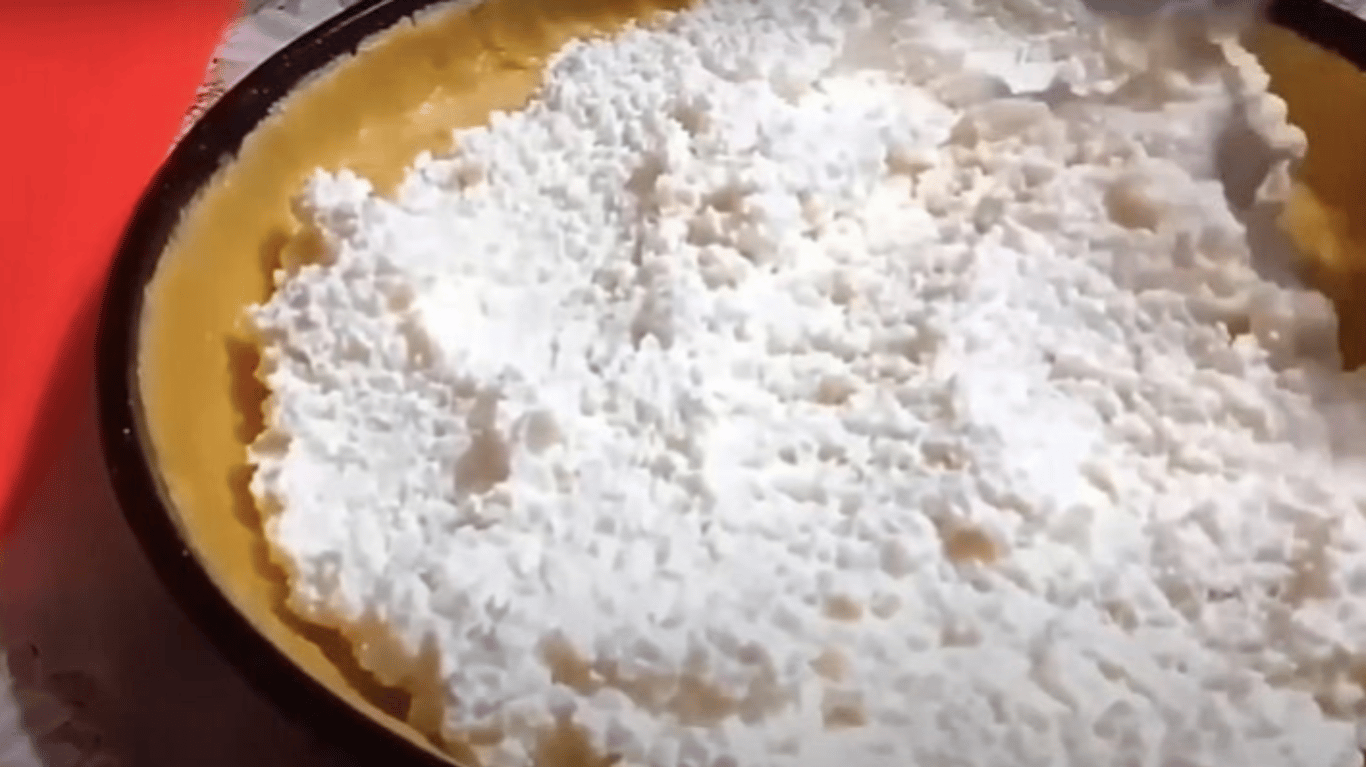 пиріг зі смачного тіста з сиром і ягодами