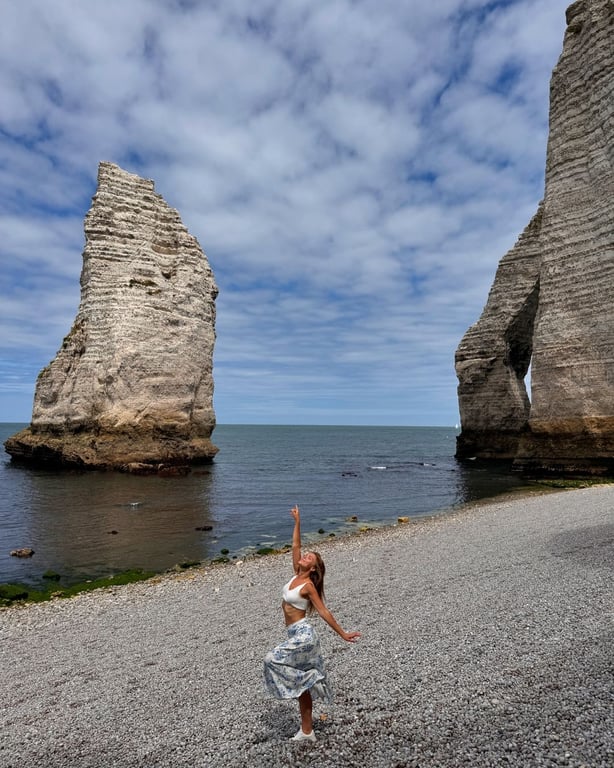 Анна Кошмал біля скель