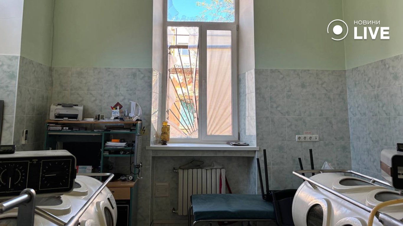 Нічний обстріл РФ пошкодив лікарню в Одесі (фото) - фото 5