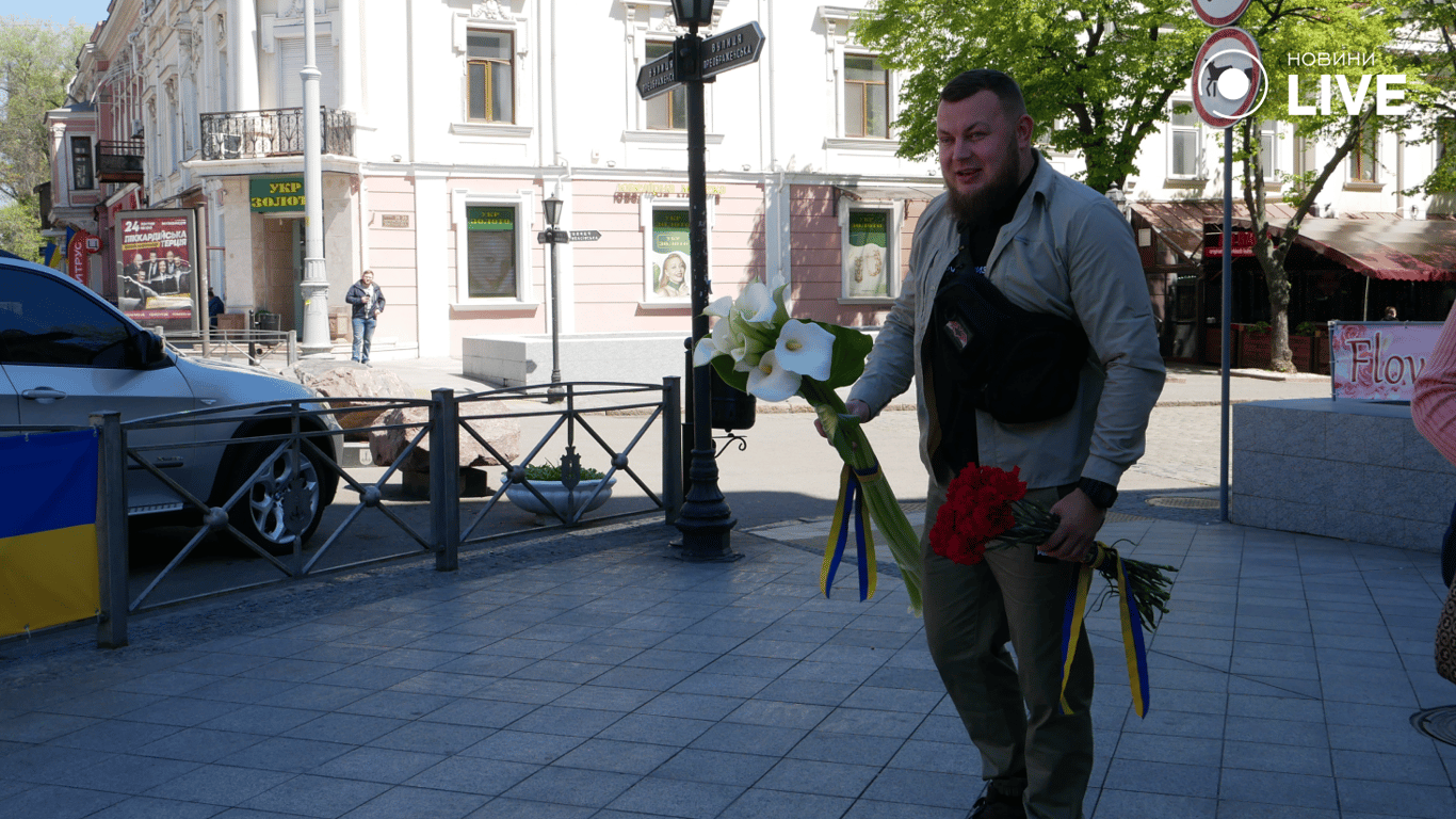 Дем'ян Ганул з квітами