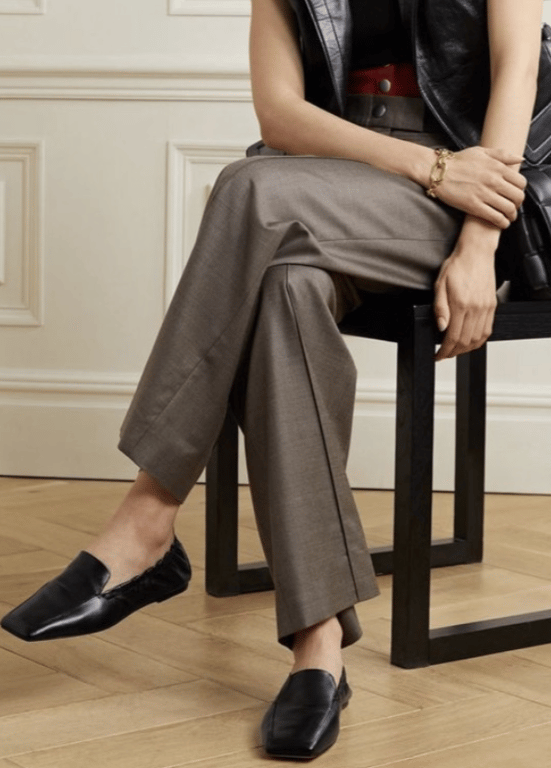 Женщина в офисном наряде и балетках