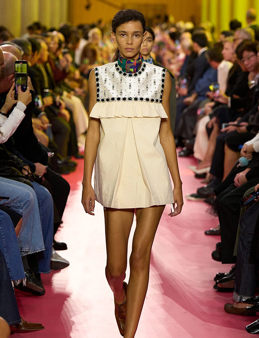 Коротка сукня у стилі 1960-х