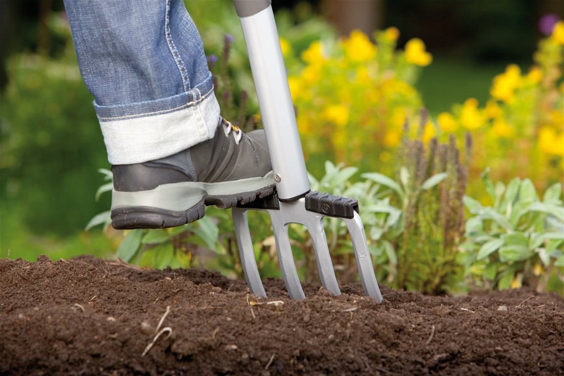 Процесс копания огорода вилами