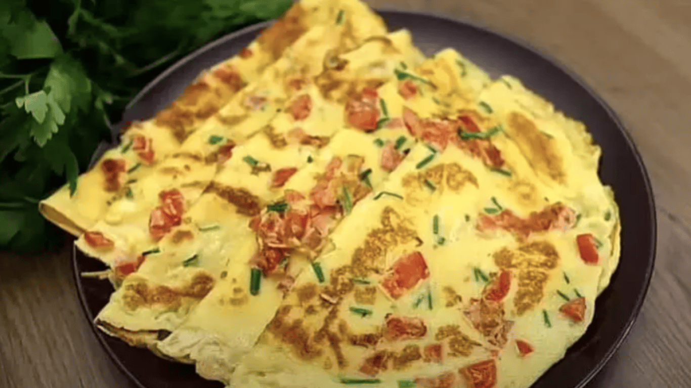 млинці з яйцями та молоком на сніданок