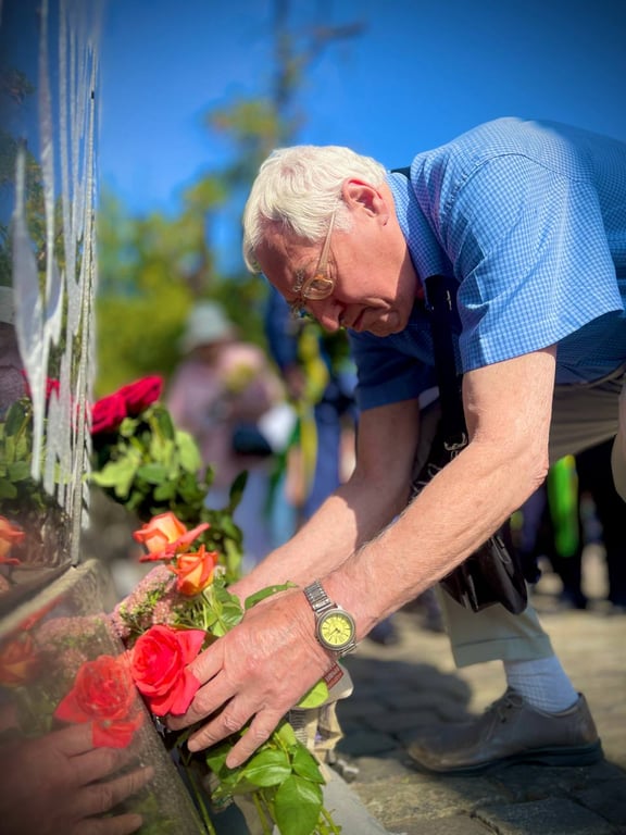 Люди покладають квіти. Фото: Одеська міська рада
