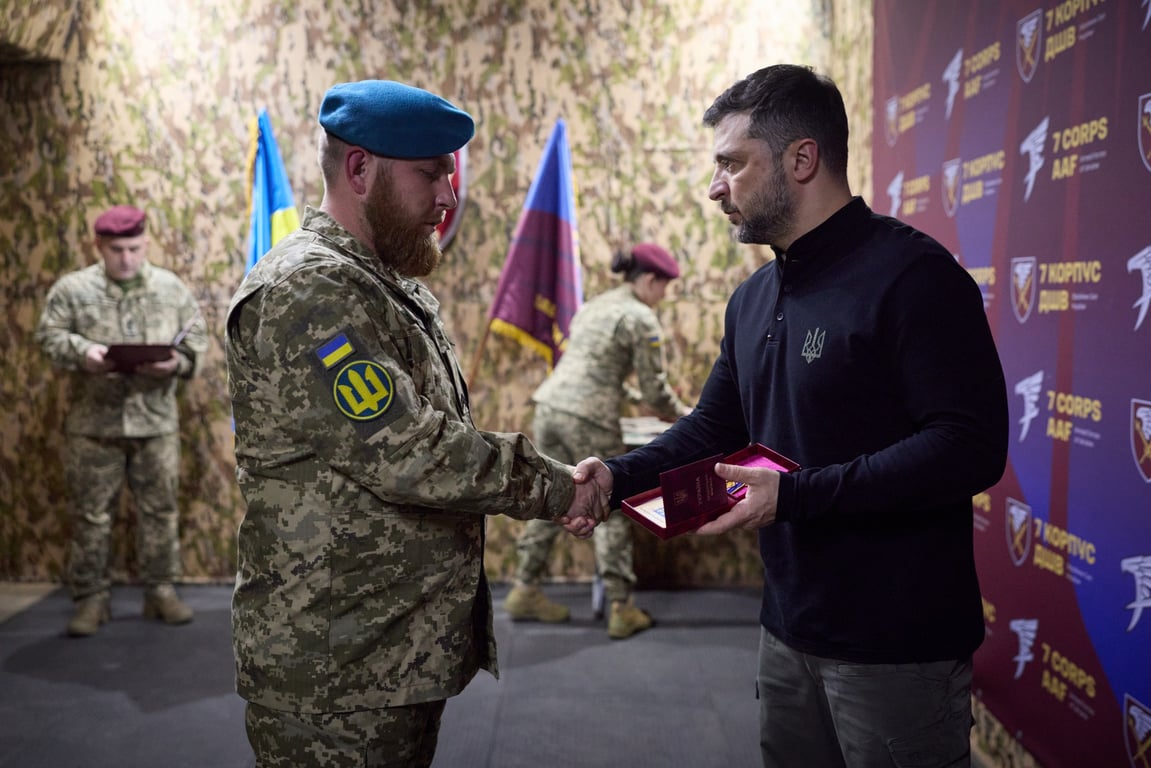 Зеленський з поїздкою на фронті