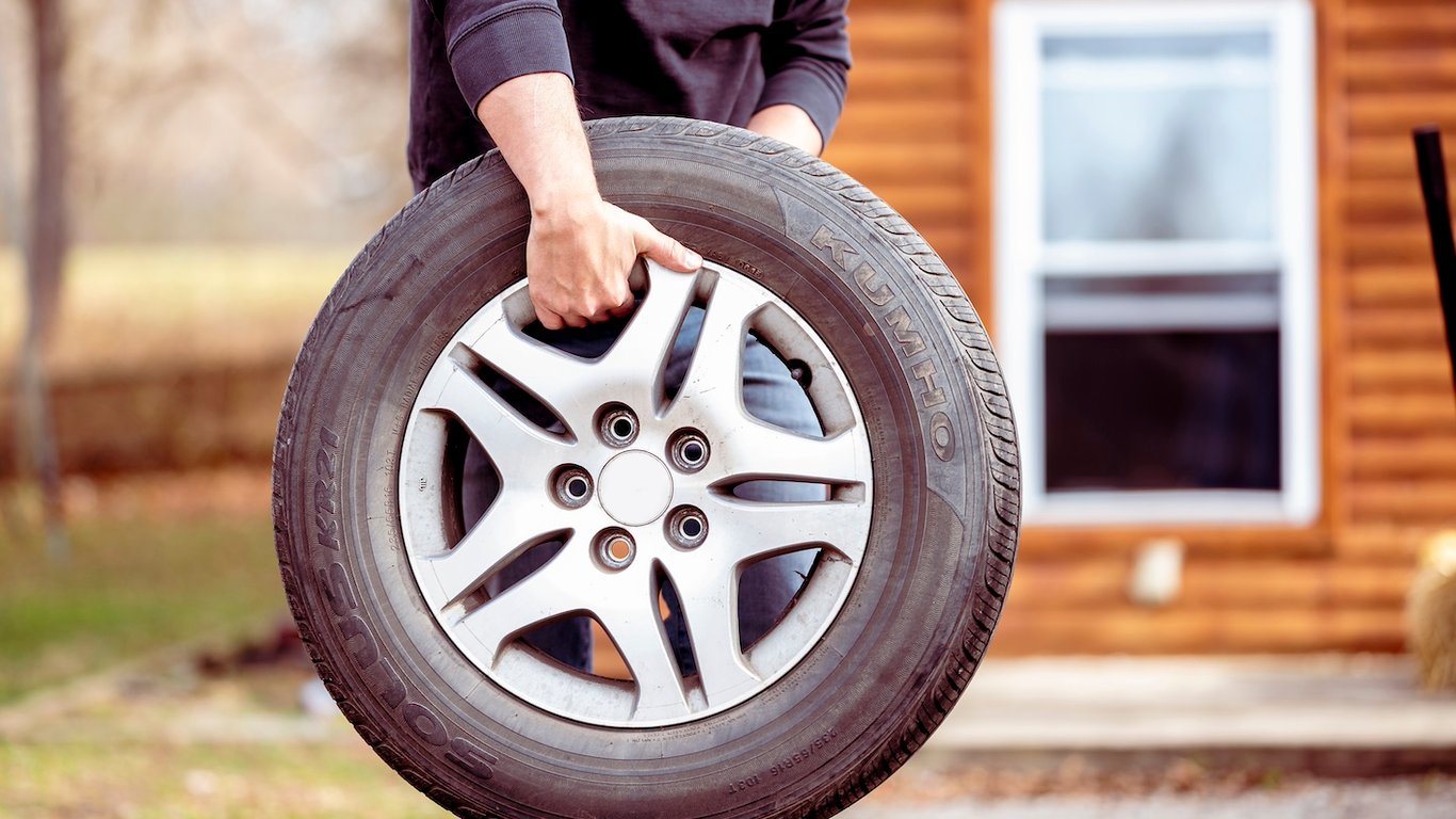 Вживані зимові шини для авто: чи варто купити