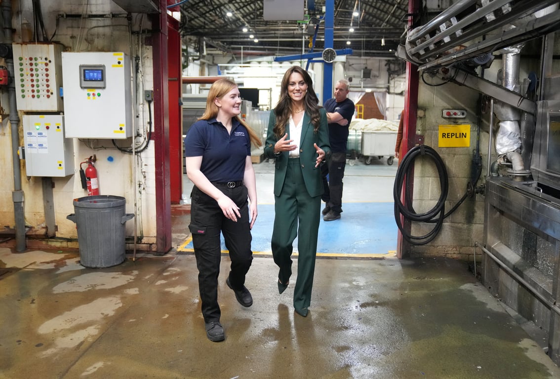 Принцесса Уэльска Кейт Миддлтон с сотрудницей фабрики. Фото: Reuters