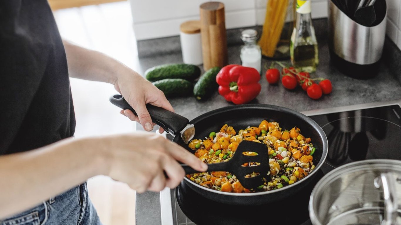 Що треба робити, щоби їжа ніколи не прилипала до сковорідки — лайфхаки