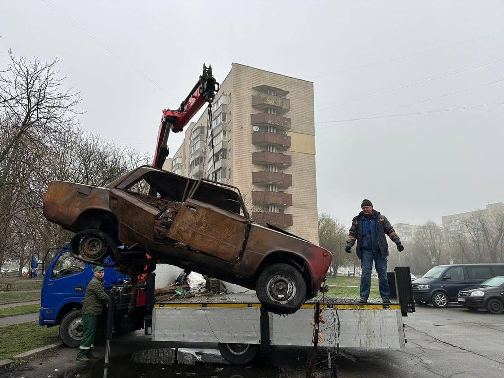 Київ очищаються від закинутих авто
