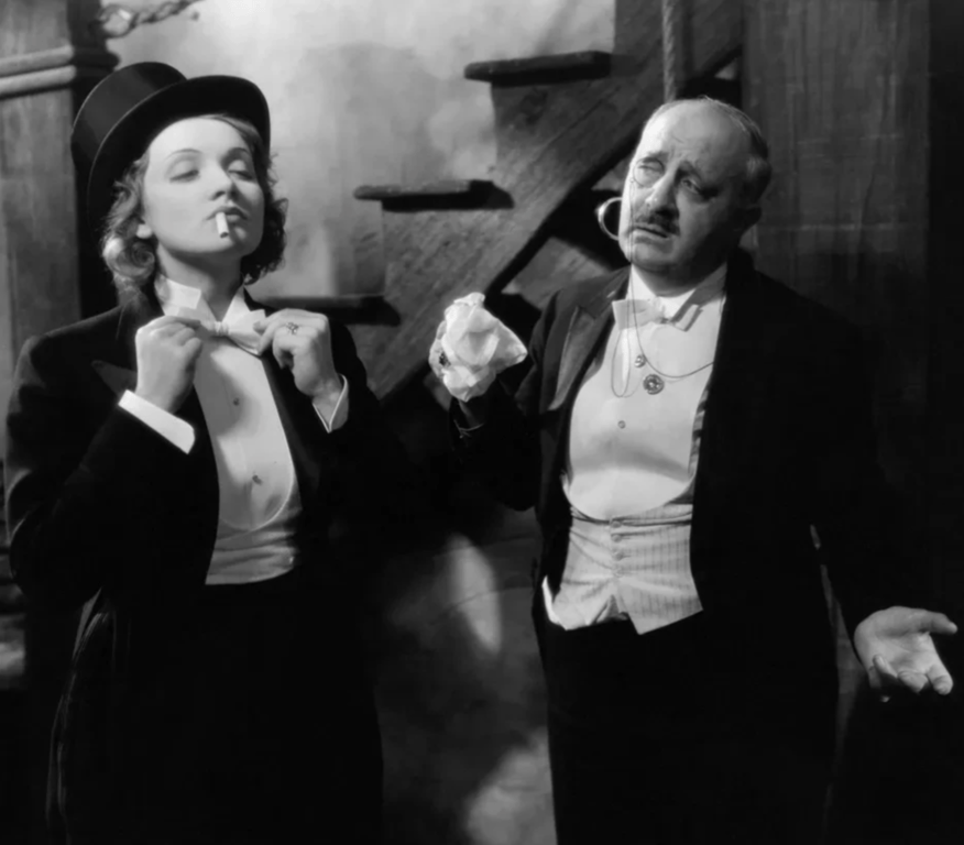 Жінки надали костюму-трійці нового вигляду