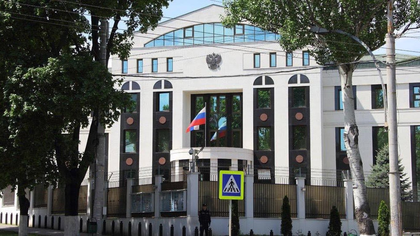 У Кишиневі водій врізався у ворота посольства РФ та влаштував перегони з поліцією