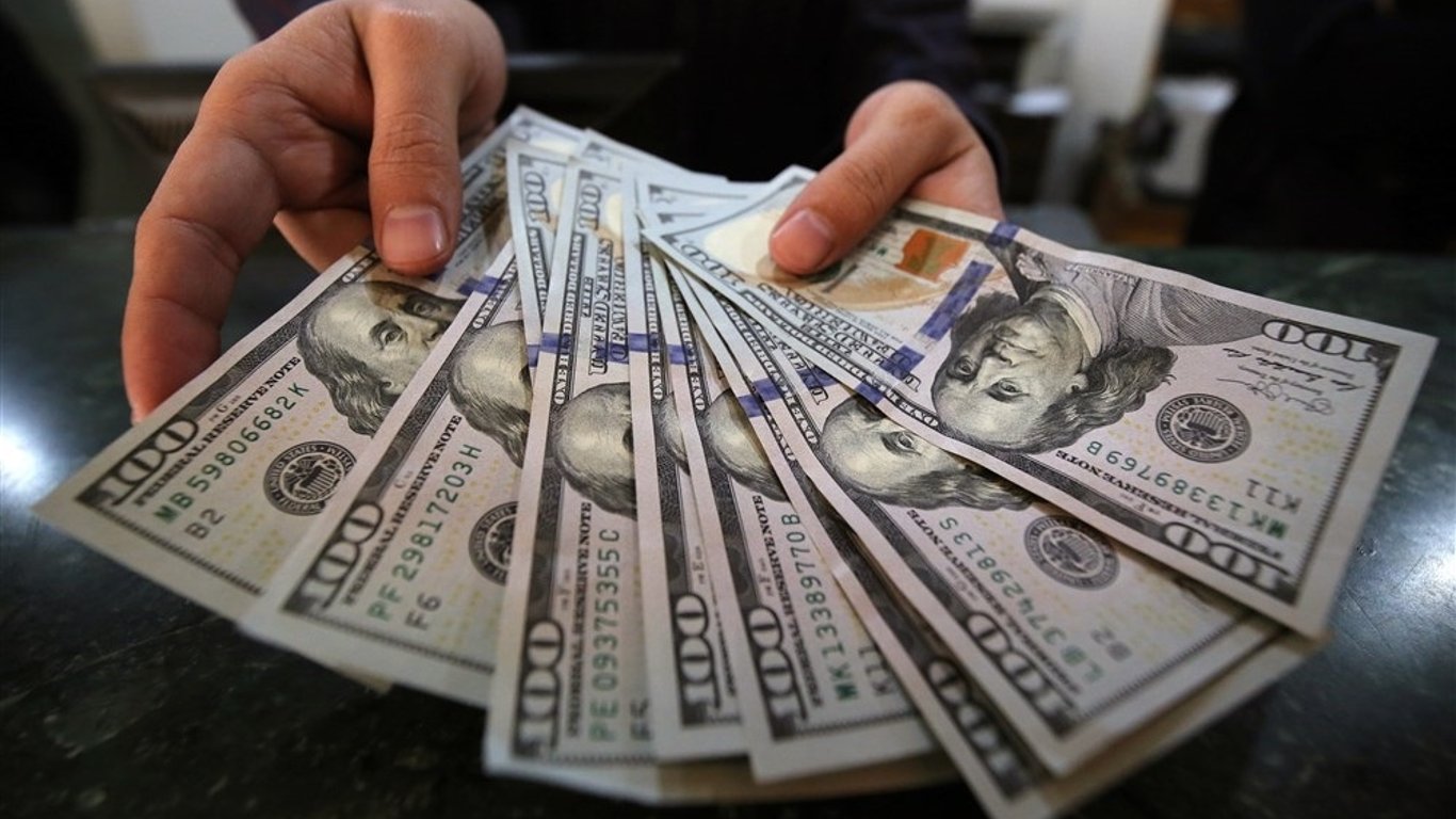 Курс долара в Україні — коли валюта підскочить вище 40 грн