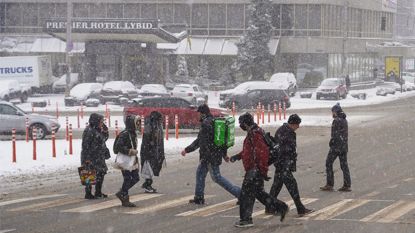 Синоптики закликають киян бути обачними на дорогах