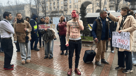 "Гроші на ЗСУ" — фоторепортаж з мітингу під стінами КДМА - 290x160