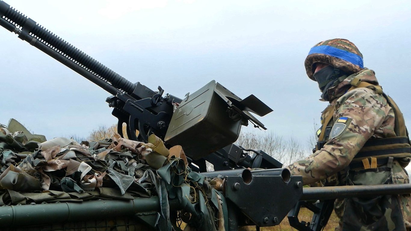 Украинский защитник целит во врага