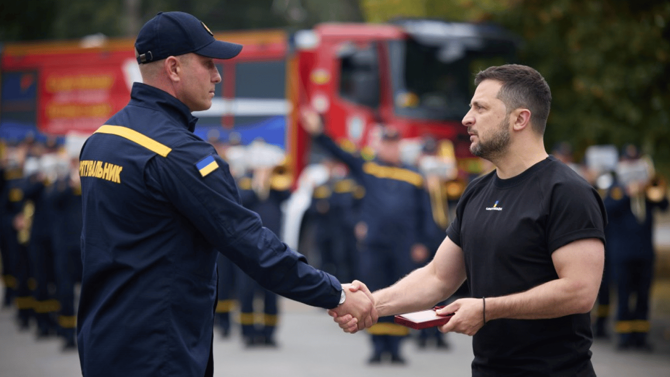 Зеленський привітав працівників ДСНС з Днем рятівника