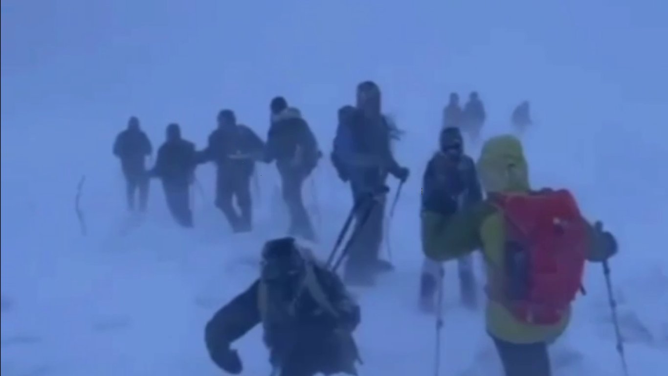Карпати засипало снігом — туристів попереджають про небезпеку