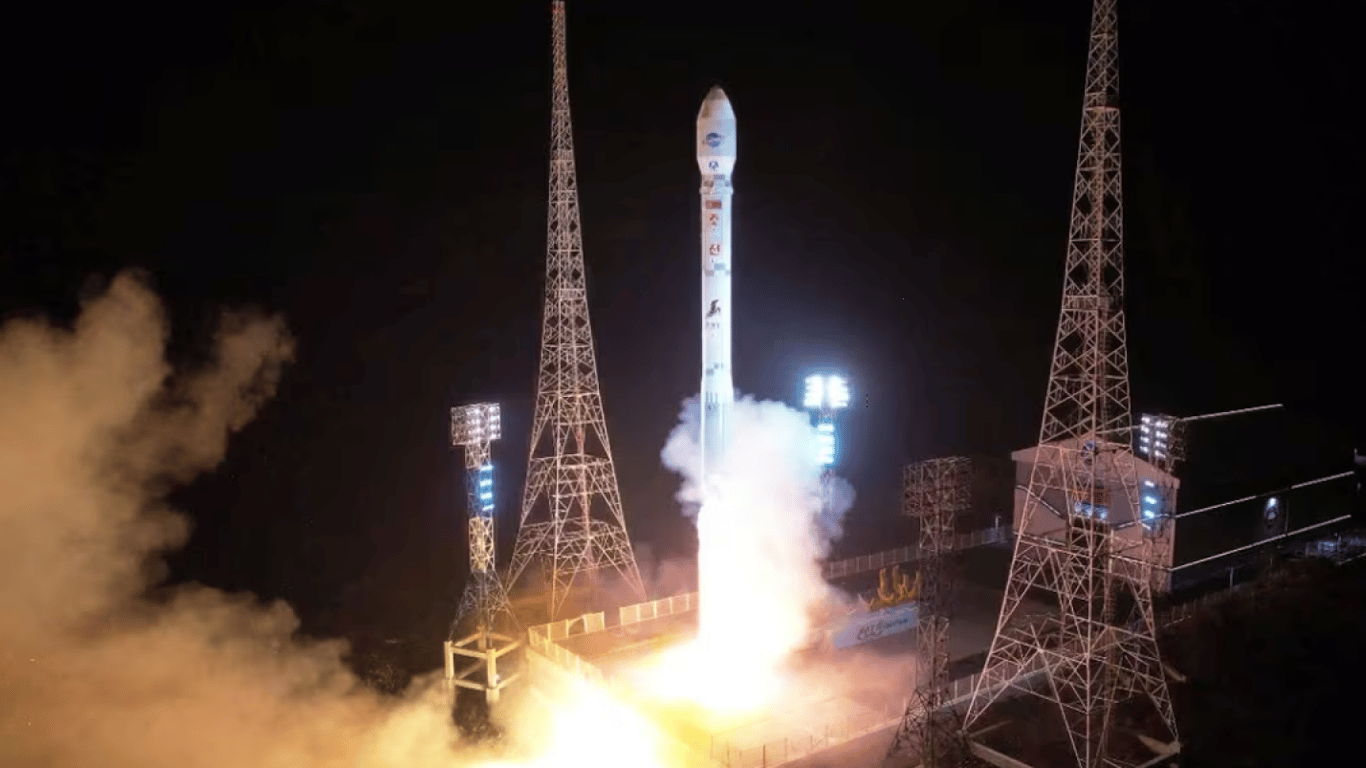 Северная Корея запустила первый спутник-шпион на околоземную орбиту