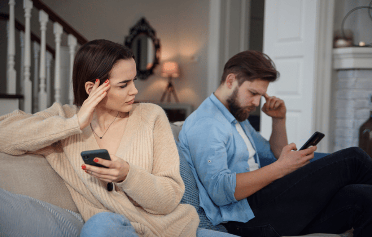 Женщина и мужчина в телефоне