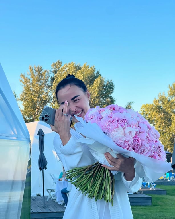 Зірка "Голосу країни" заручилася та похизувалася чималою обручкою - фото 1