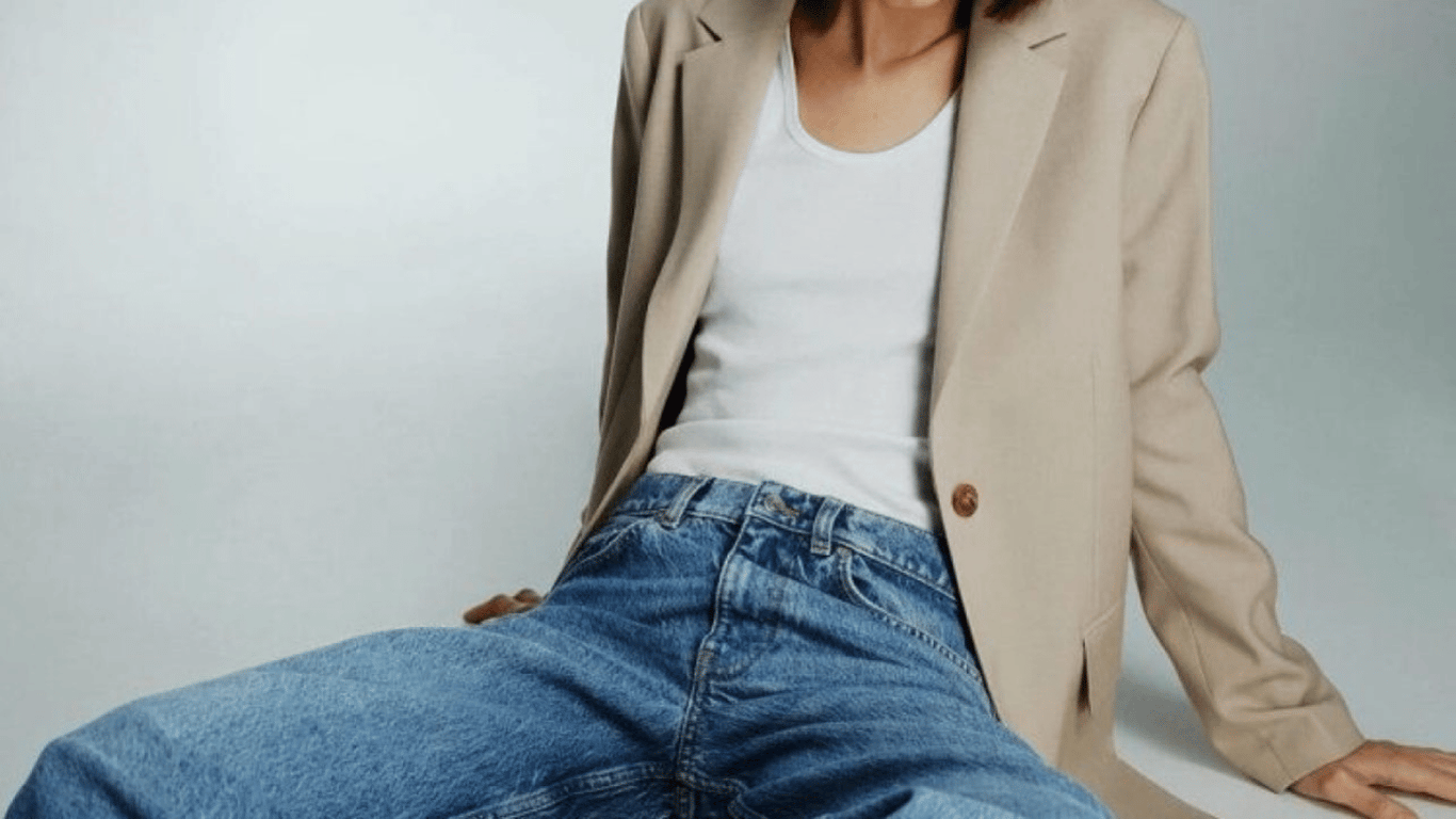 Весенний тренд-2023: как женщинам можно стильно комбинировать джинсы