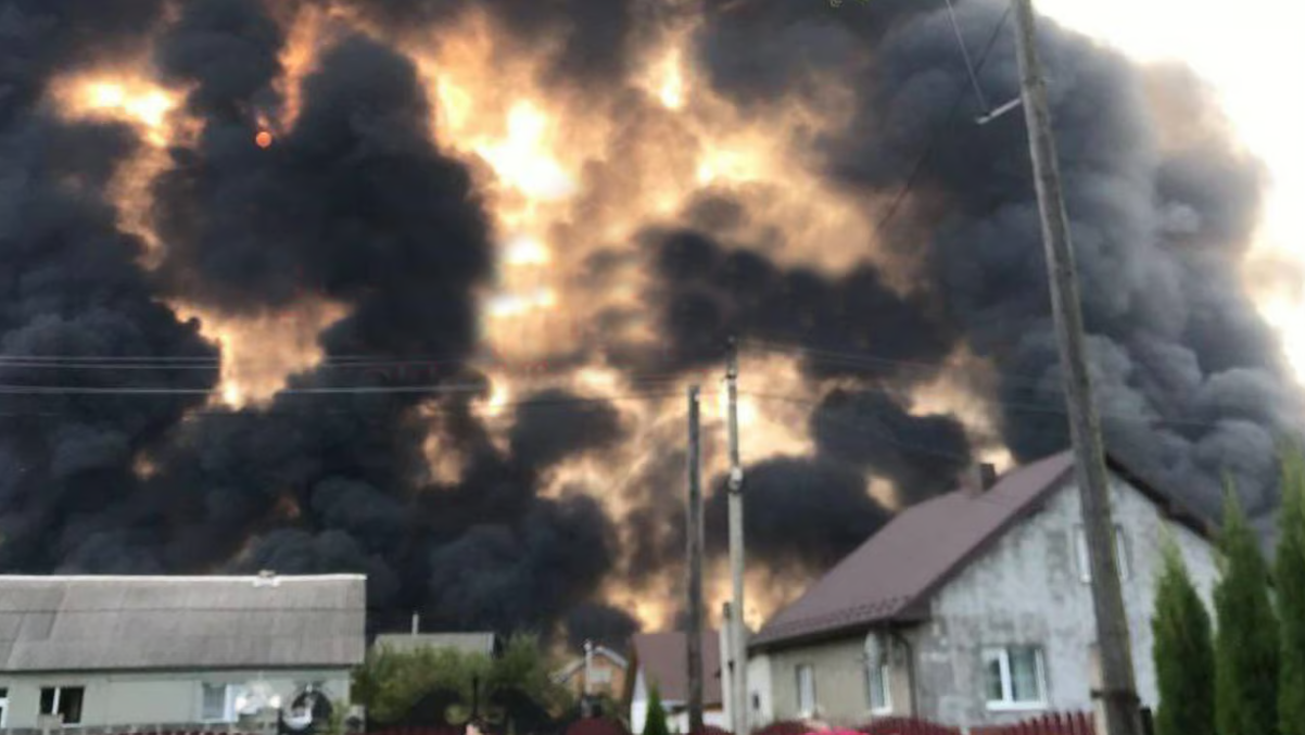 Пожежа після вибуху в Івано-Франківській області. Фото: соцмережі