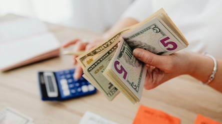 Курсова вигода — які банки продають долари та євро найдешевше - 285x160