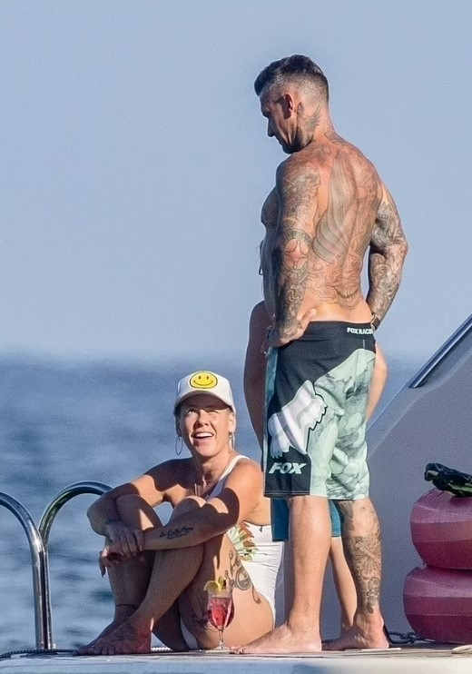 Кэри Харт и Pink общаются на яхте