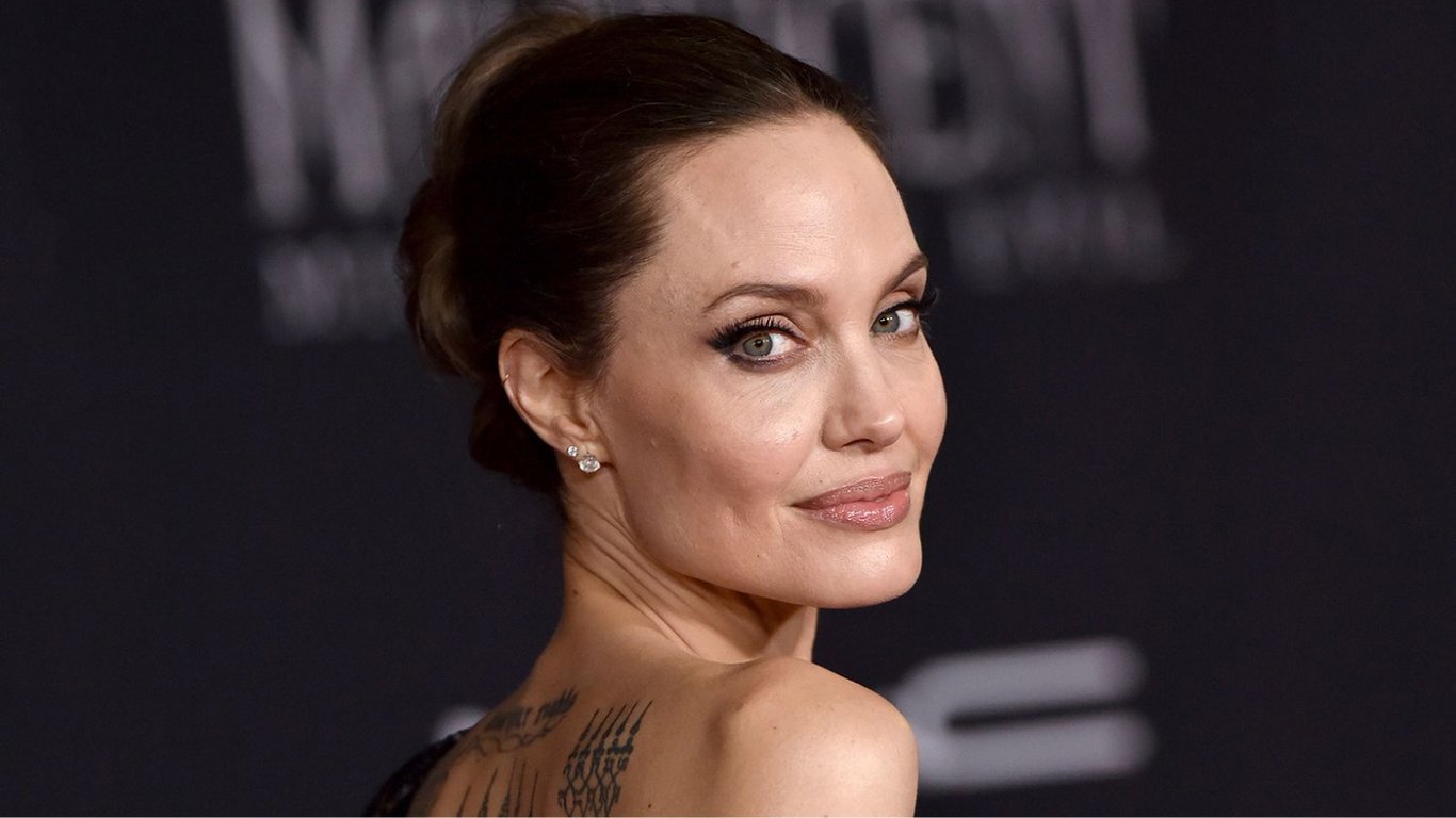 Анджелину Джоли заметили в компании новоиспеченного холостяка